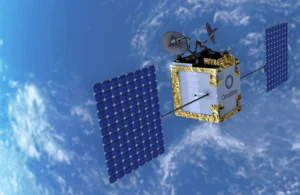 Satélite artificial con paneles solares azules orbitando sobre la superficie terrestre con nubes visibles.