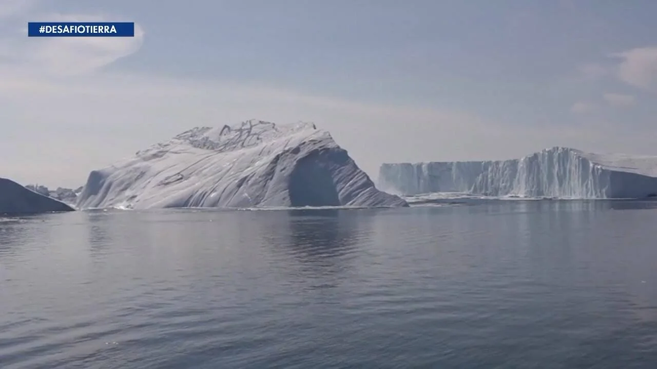 Grandes icebergs de distintas formas flotan en aguas tranquilas bajo un cielo nublado, en el contexto del programa #DesafíoTierra.