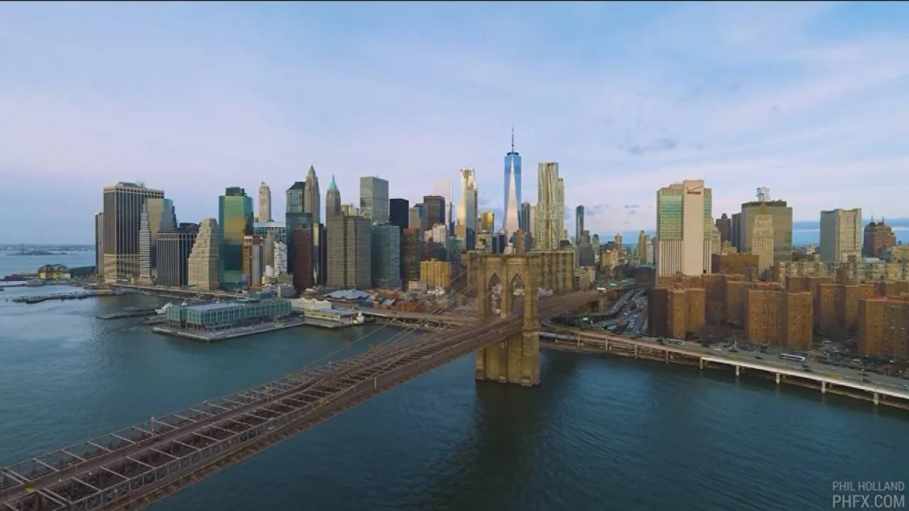 Vista aérea del puente de Brooklyn sobre el East River con el skyline del bajo Manhattan al fondo.
