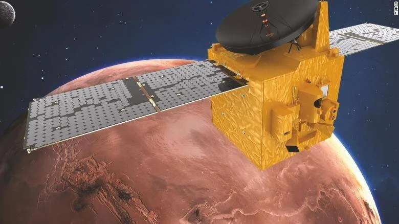 Representación artística de una sonda espacial dorada con paneles solares sobrevolando la superficie rojiza de Marte.