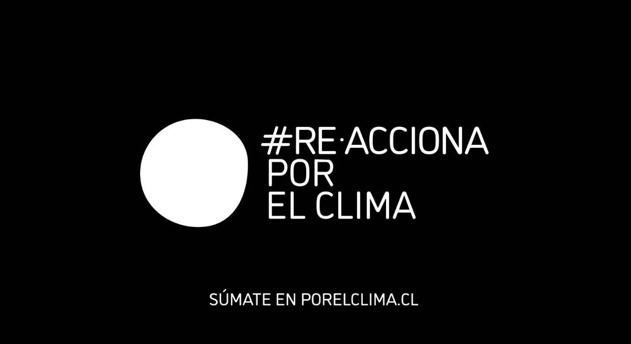 Logo de la campaña #RE·ACCIONA POR EL CLIMA con un círculo blanco sobre fondo negro e invitación a unirse en porelclima.cl