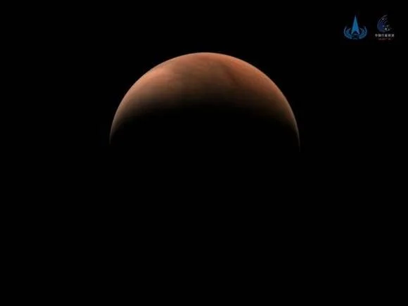 Vista parcial de Marte sobre fondo negro, captada por la misión espacial china Tianwen.