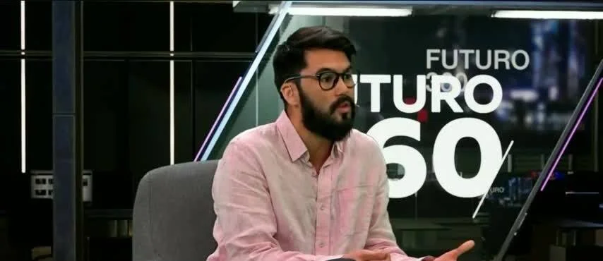 Hombre con barba y anteojos habla frente a cámara en el estudio del programa Futuro 360.