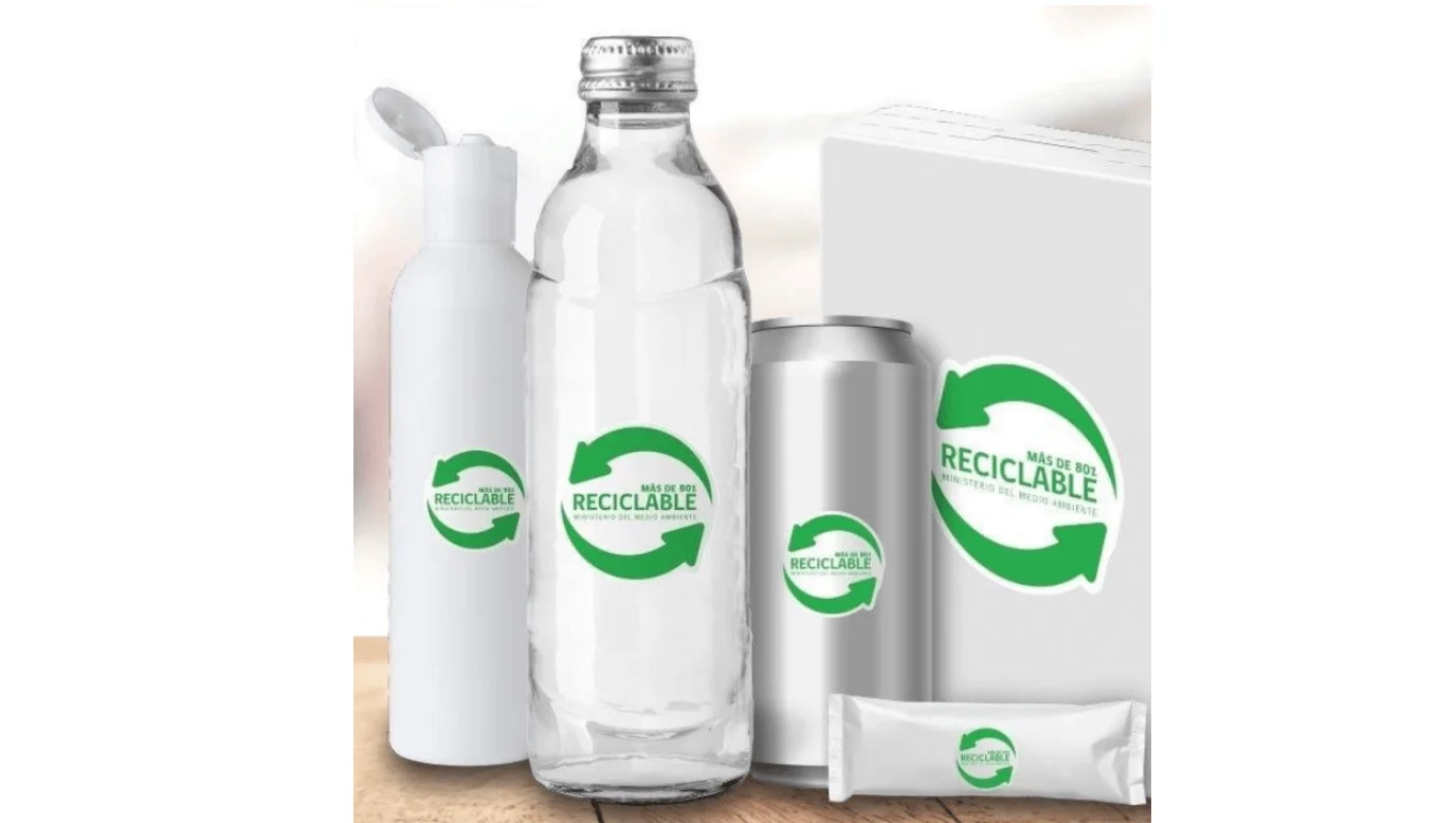 Distintos tipos de envases con el sello verde 'Reciclable' del Ministerio del Medio Ambiente: botella de vidrio, lata, caja y sachets.