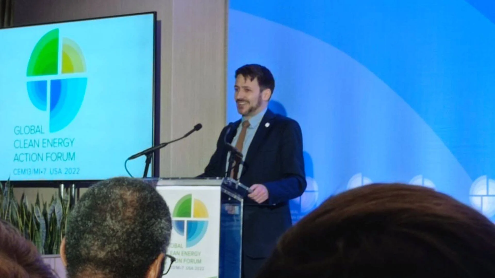 Un hombre habla en el podio del Global Clean Energy Action Forum CEM13/MI-7, celebrado en Estados Unidos en 2022.