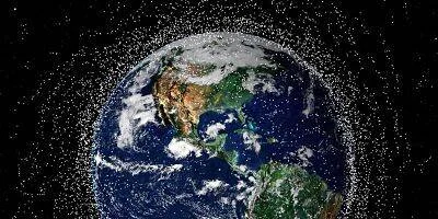 Representación de la gran cantidad de basura espacial y satélites que orbitan alrededor de la Tierra.