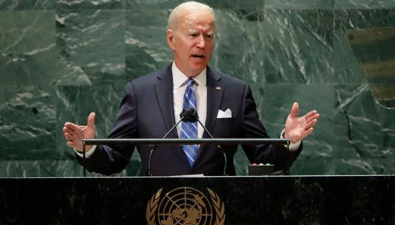 Hombre de traje azul habla gesticulando en el podio de la Asamblea General de la ONU.