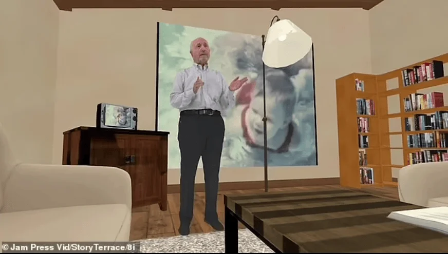 Avatar digital de un hombre mayor de pie en una sala de estar virtual con librería y cuadro al fondo.