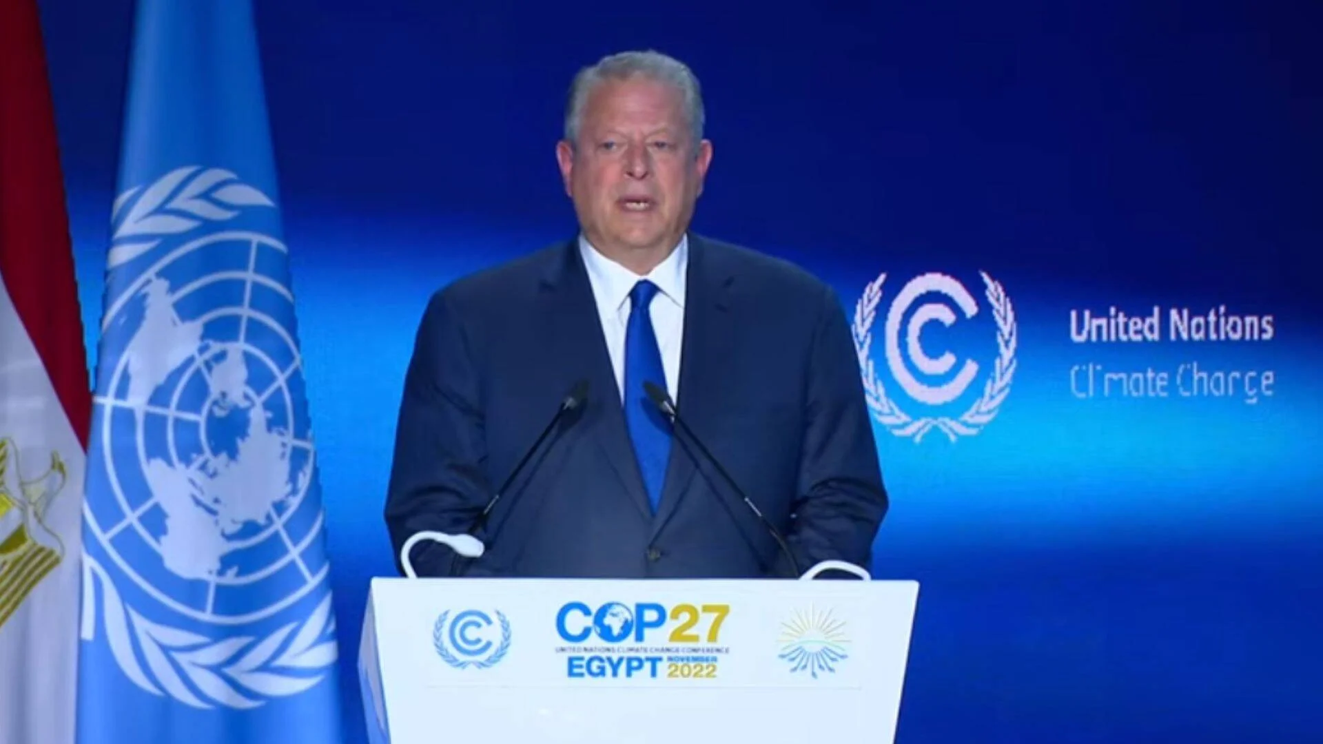 Un hombre trajeado habla en el podio de la COP27, la Conferencia de la ONU sobre Cambio Climático celebrada en Egipto en 2022.