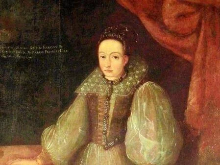 Pintura al óleo de una mujer noble con vestido y cuello de encaje renacentista, ante un fondo de cortina roja.