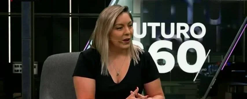 Mujer rubia con micrófono de solapa habla durante una entrevista en el programa televisivo Futuro 360.