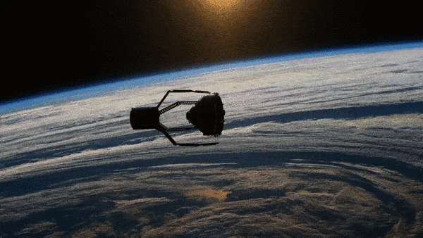 Satélite en silueta orbitando la Tierra con el sol asomando en el horizonte atmosférico.