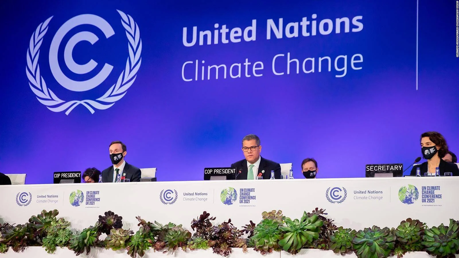 Delegados con mascarilla en la mesa presidencial de la Conferencia de Naciones Unidas sobre Cambio Climático COP26 UK 2021.