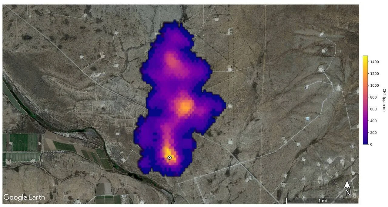 Imagen satelital de Google Earth con superposición de concentración de metano (CH4) que muestra una gran pluma de emisiones de hasta 1400 ppm-m sobre terreno árido.