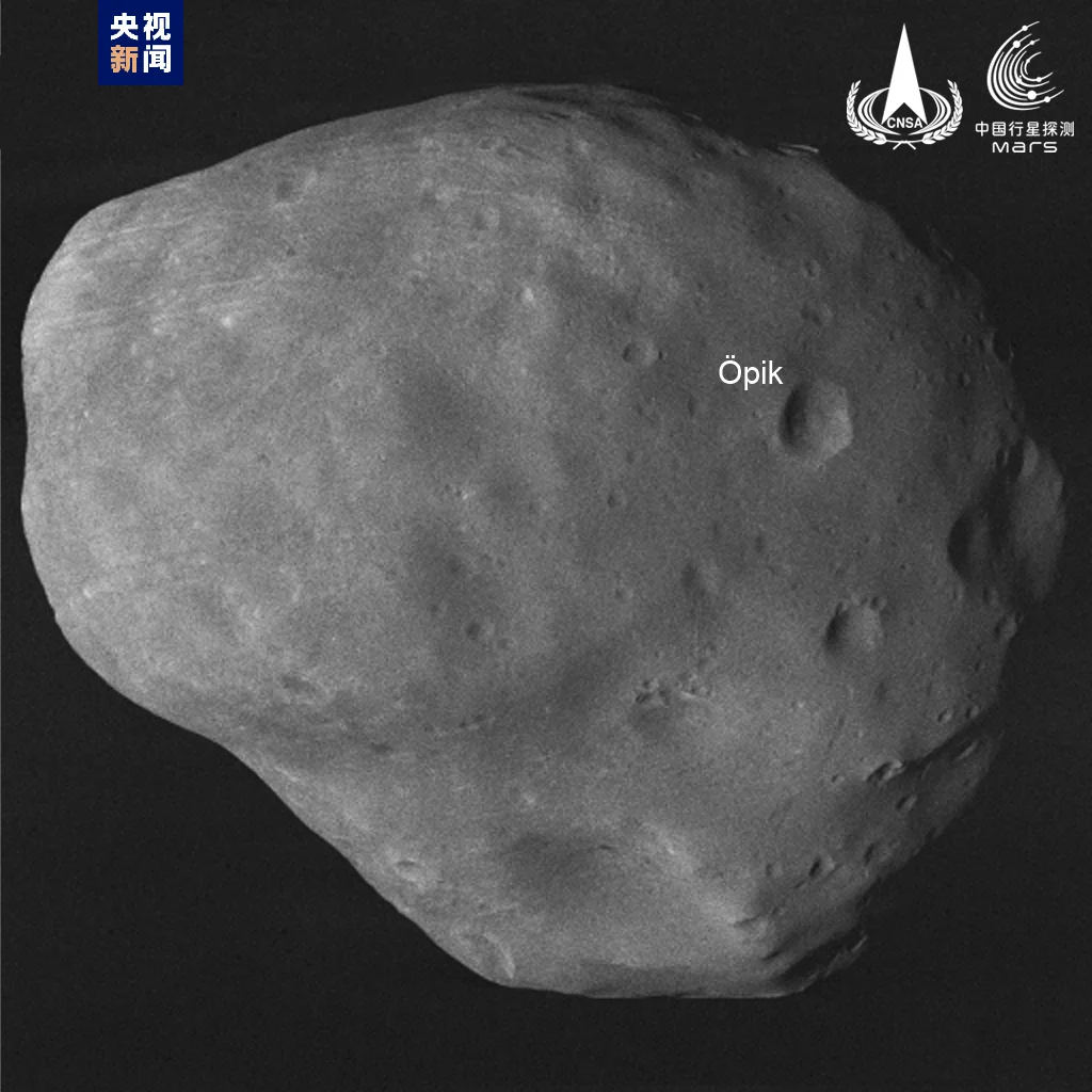 Imagen en blanco y negro de Fobos, luna de Marte, con el cráter Öpik señalado, captada por la misión china Tianwen-1.
