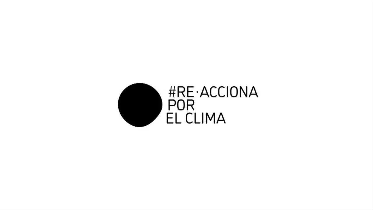 Logotipo de la campaña #RE·ACCIONA POR EL CLIMA, con un círculo negro junto al texto en mayúsculas.