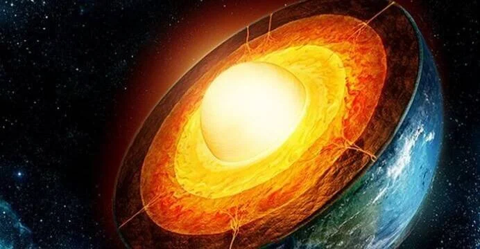 Diagrama científico que muestra un corte transversal de la Tierra con sus capas internas: corteza, manto y núcleo incandescente.