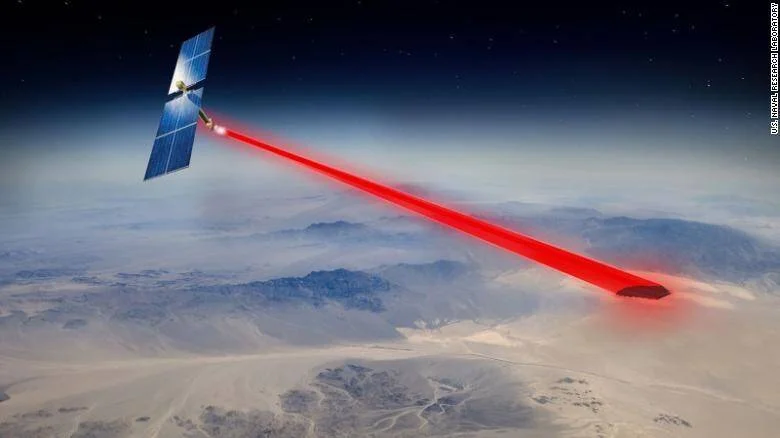 Ilustración de un satélite con paneles solares enviando un haz de energía rojo hacia la superficie terrestre.
