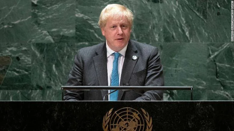 Un hombre con traje gris y corbata azul turquesa pronuncia un discurso en el podio de la Asamblea General de las Naciones Unidas.