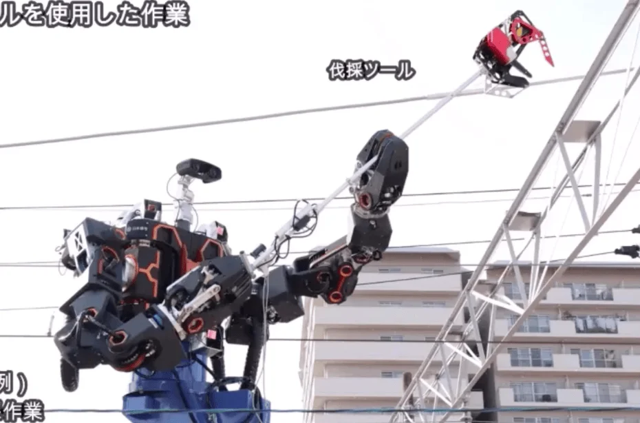 Robot humanoide de gran escala manipula cables eléctricos exteriores con herramienta de corte montada sobre estructura metálica.