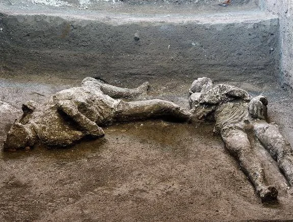 Dos moldes de yeso de víctimas del Vesubio yacen en posición de muerte durante una excavación arqueológica en Pompeya.