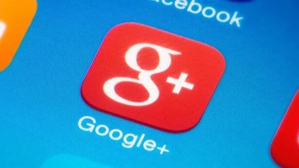 Primer plano del ícono de la app Google+ en la pantalla de un dispositivo móvil.