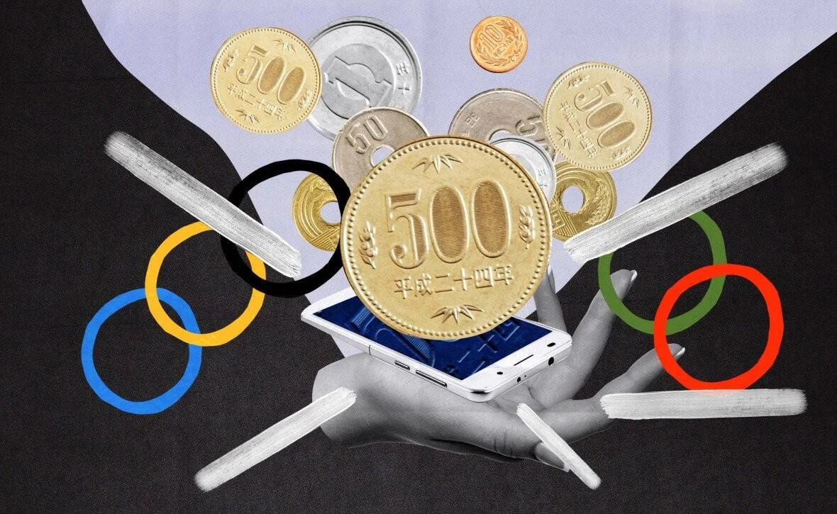Collage de monedas de yen japonés sobre un smartphone sostenido por manos, rodeadas de los aros olímpicos, aludiendo al costo financiero de los Juegos Olímpicos.