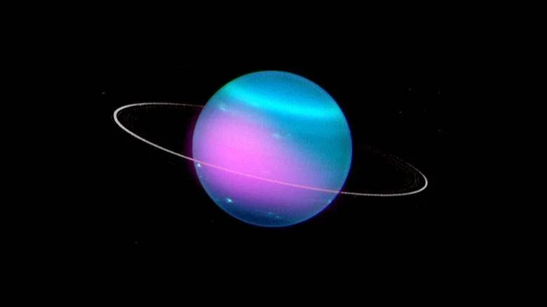 Imagen compuesta de Urano en colores azul cian y magenta, mostrando sus anillos inclinados sobre fondo negro del espacio.