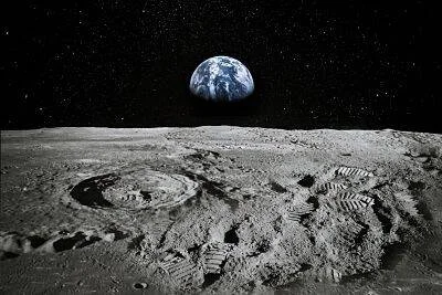 Vista desde la superficie de la Luna con cráteres y huellas en el suelo, y la Tierra visible en el horizonte sobre el espacio estrellado.
