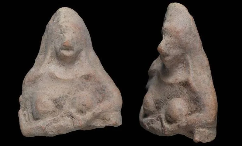 Dos vistas de una pequeña figurilla de terracota que representa una figura femenina sentada, con rasgos faciales y pecho modelados.