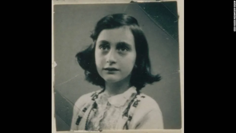 Fotografía histórica en blanco y negro de una niña joven con cabello oscuro a la altura del mentón, crédito Anne Frank Fonds/Getty Images.