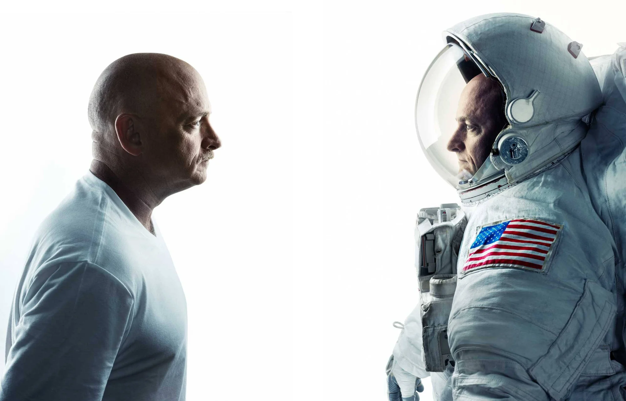 Dos hombres de mediana edad se miran frente a frente: uno viste ropa casual y el otro lleva traje espacial con bandera estadounidense.