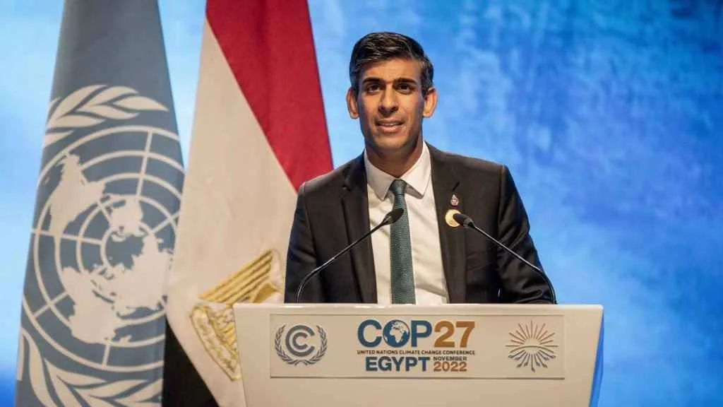 Un hombre en traje oscuro habla en el atril de la COP27, Conferencia de Cambio Climático de la ONU celebrada en Egipto en noviembre de 2022.