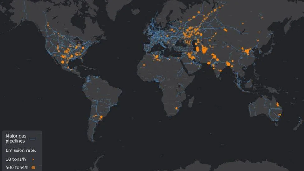 Mapa global que muestra los principales gasoductos en azul y puntos naranjas indicando tasas de emisión de metano de 10 a 500 toneladas por hora.
