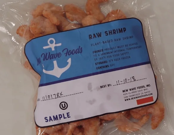 Bolsa de muestra de camarones crudos de origen vegetal de la marca New Wave Foods, con fecha de vencimiento 11-10-18.