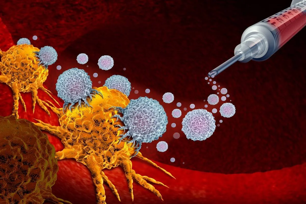 Ilustración 3D de una jeringa liberando células inmunes que atacan células cancerosas en un entorno sanguíneo, representando la inmunoterapia contra el cáncer.