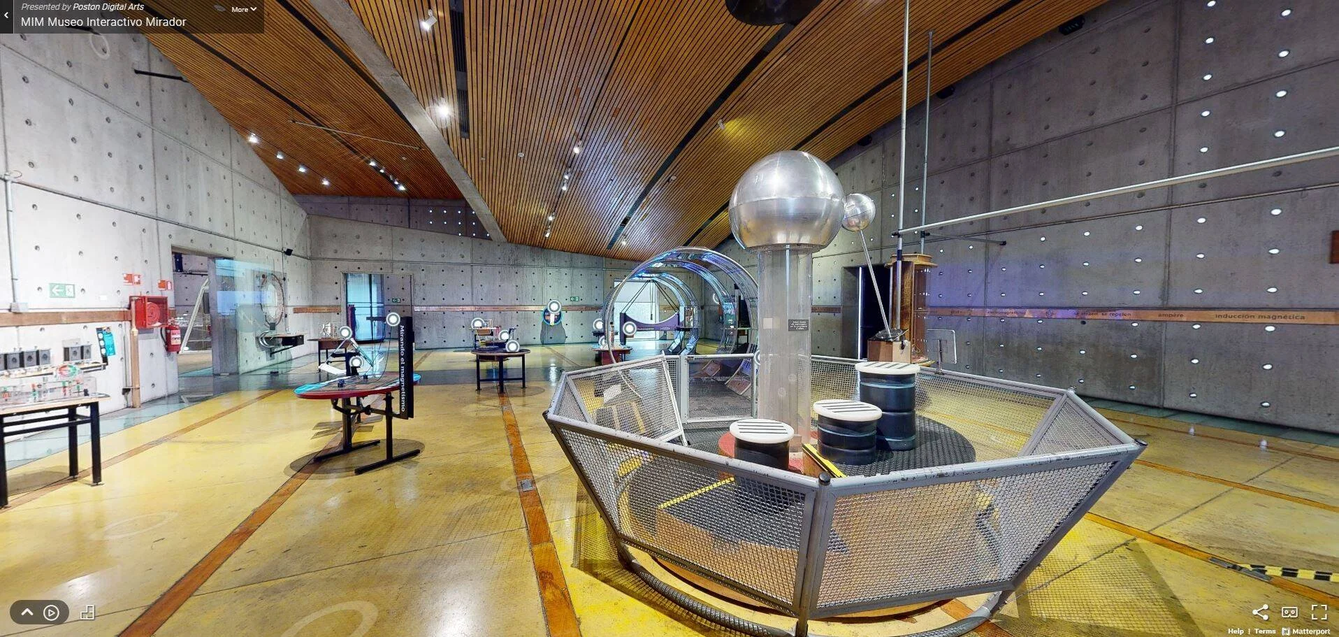 Vista panorámica 360° del interior del MIM con exhibiciones de electromagnetismo, incluyendo una gran esfera metálica tipo generador Van de Graaff.