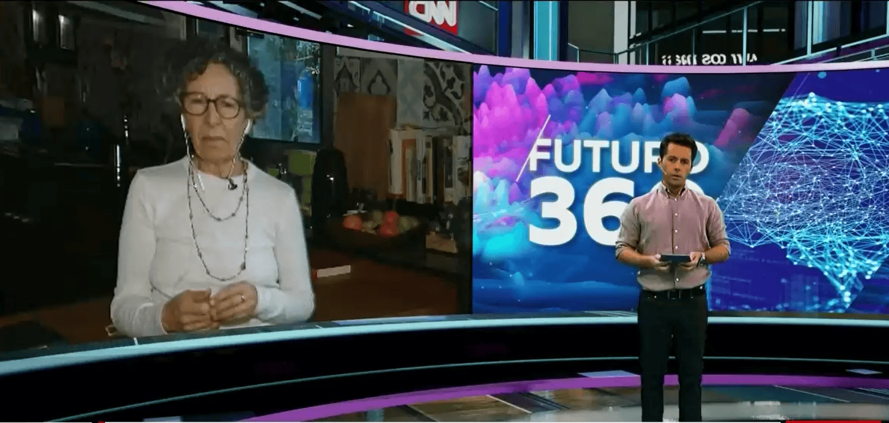 Conductor del programa Futuro 360 de CNN en estudio junto a pantalla con entrevistada remota, una mujer con anteojos y blusa blanca.