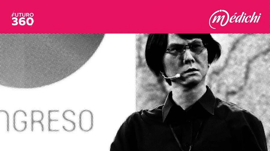 Hombre joven con lentes y micrófono de diadema habla en un congreso, con los logos de Futuro 360 y Médichi.