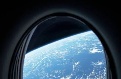 Vista de la curvatura de la Tierra y nubes desde una ventana ovalada de una nave espacial en órbita.