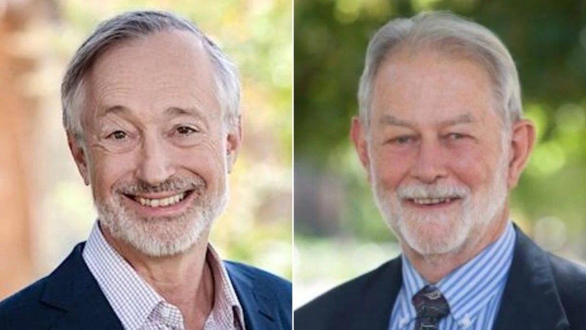 Dos hombres de cabello canoso posan en retratos fotográficos formales con fondo verde desenfocado.