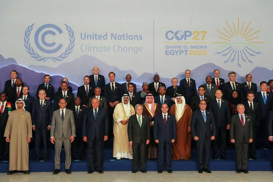 Líderes y jefes de Estado posan para la foto oficial de la COP27 de la ONU sobre Cambio Climático en Sharm El-Sheikh, Egipto, 2022.