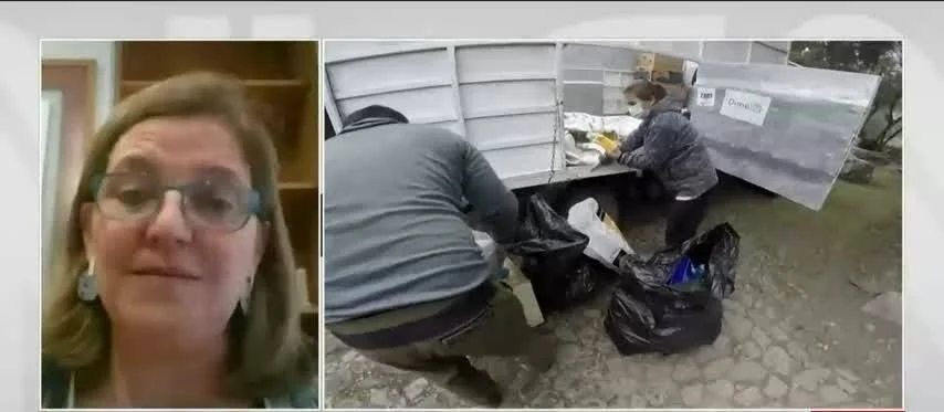 Captura de videollamada con una mujer con lentes junto a imágenes de personas descargando bolsas negras de un camión.
