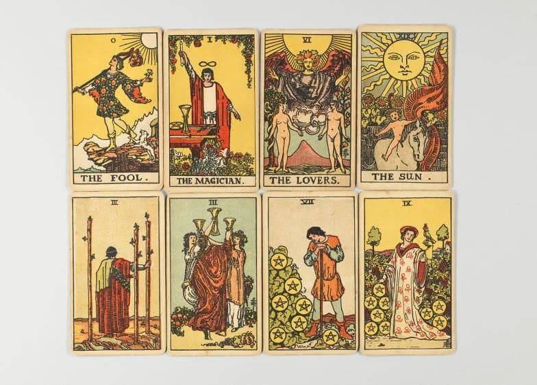 Ocho cartas del tarot Rider-Waite dispuestas en dos filas, incluyendo El Loco, El Mago, Los Amantes y El Sol entre otras.