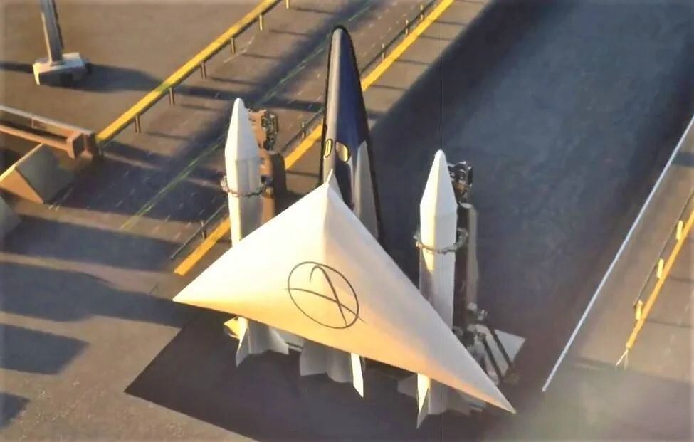 Renderizado digital de una nave aeroespacial de alas triangulares con dos cohetes laterales sobre una plataforma de lanzamiento.