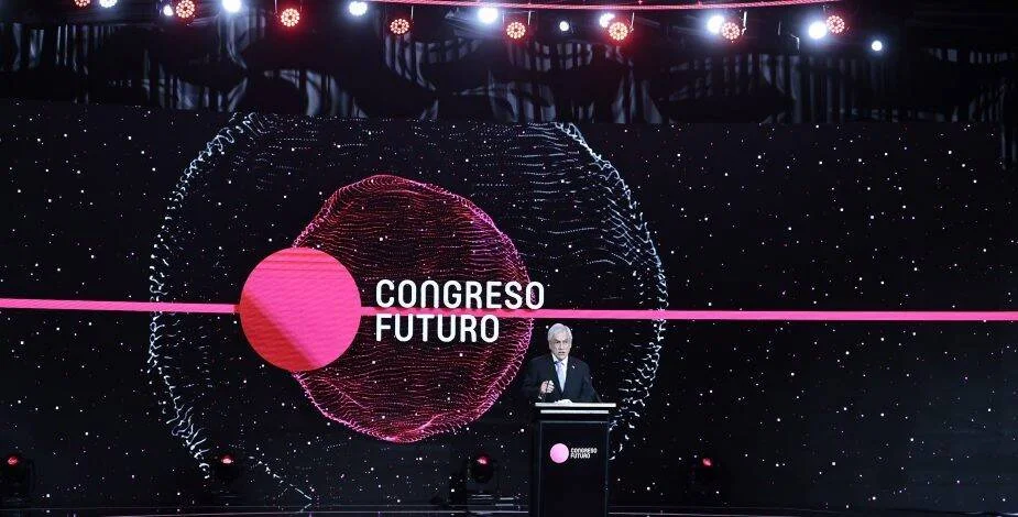 Un hombre habla en el podio del Congreso Futuro ante una pantalla grande con el logo del evento.