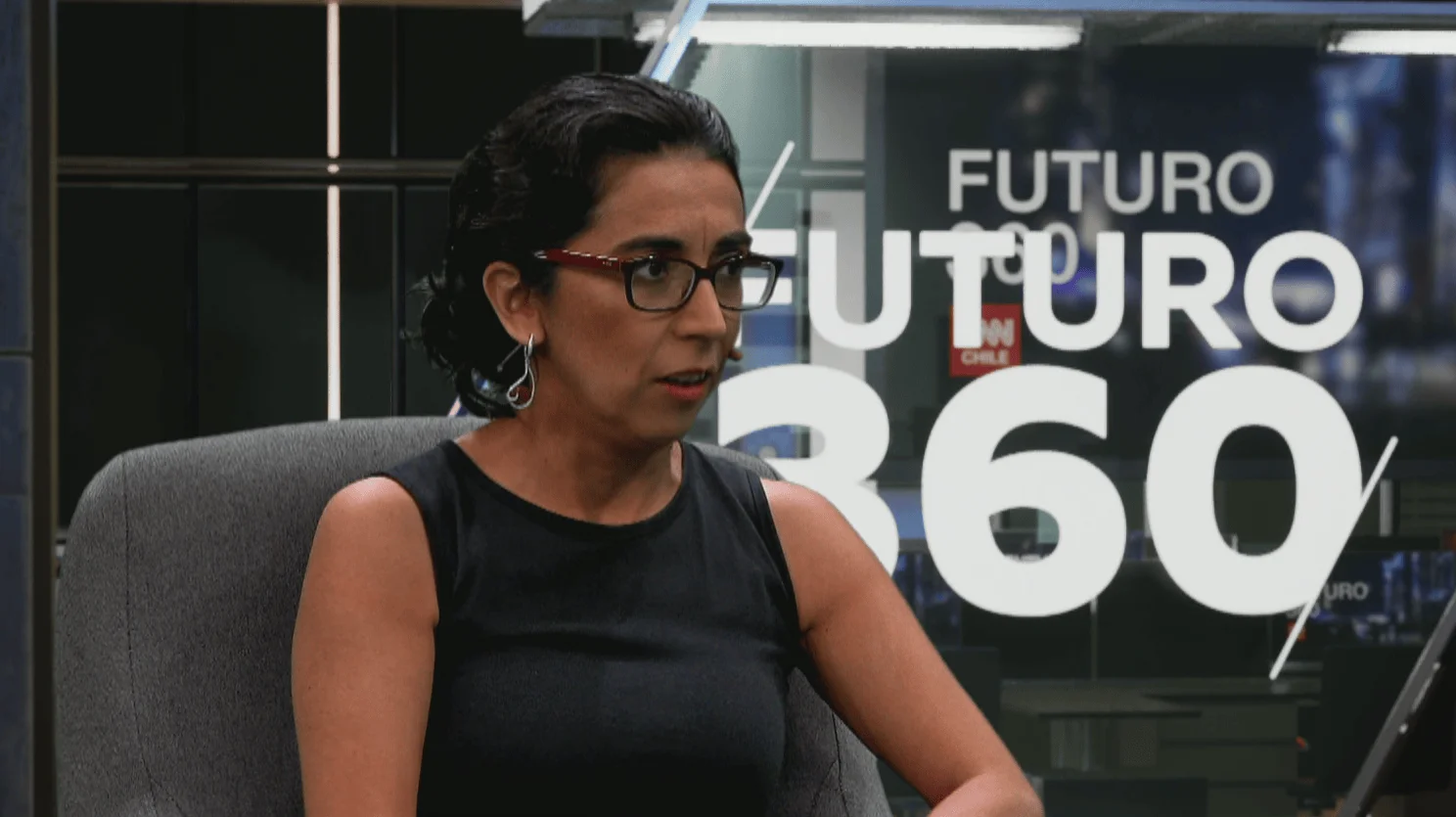 Mujer con lentes y vestido negro habla en el estudio del programa Futuro 360 de CNN Chile.
