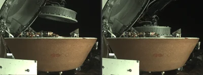 Par de imágenes estereoscópicas de una cápsula espacial con su contenedor de muestras sobre fondo oscuro.