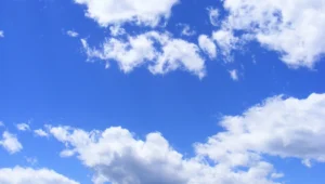Cielo azul intenso con nubes cúmulos blancas dispersas en un día despejado.