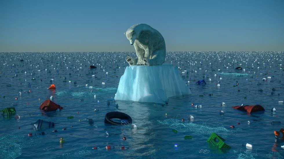 Ilustración de un oso polar sobre un pequeño iceberg rodeado de un océano contaminado con residuos plásticos, simbolizando el cambio climático y la contaminación marina.